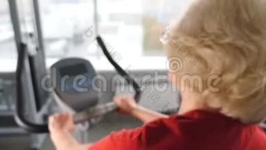 在健身房做有氧运动的退休妇女的<strong>背景</strong>。 健康<strong>活跃</strong>的老妇人.. <strong>活跃</strong>的老年人。 老太太进来了